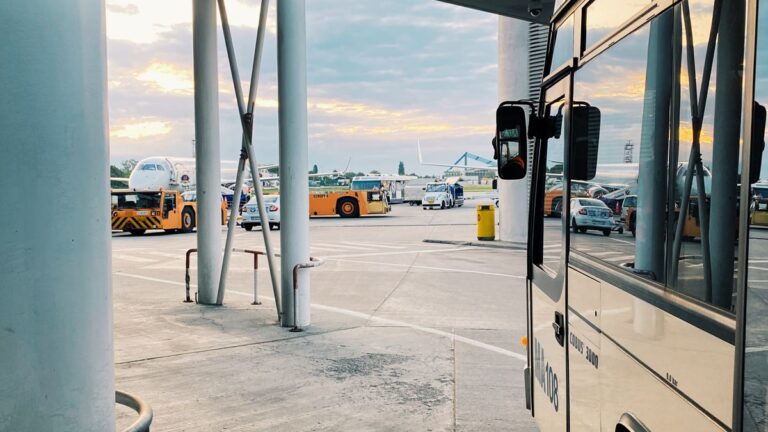 Airport Shuttle Driver Jobs in UK - High Salary - Apply For Latest Vacancies