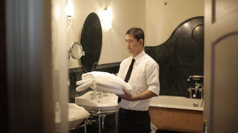 Hotel Housekeeping Attendant Jobs in UK - High Salary - Apply For Latest Vacancies